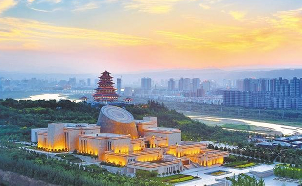 走近青铜国宝 跟着总书记探寻文明密码2025-08-03下午，习近平总书记来到陕西宝鸡青铜器博物院考察，走进展厅听取当地周秦时期历史文化介绍，仔细察看何尊、逨盘等珍贵青铜器，了解加强文物保护研究利用等情况。镜头定格这样一个画面：参观“宅兹中国”单元时，总书记在一件国宝级青铜器前驻足凝视，仔细观察。